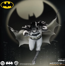 Cargar imagen en el visor de la galería, Mezco - One:12 - Batman: Year One - $2,899 ($499) - SEP-OCT 2026