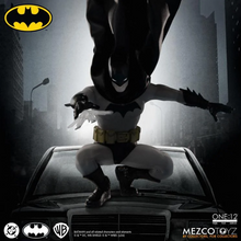 Cargar imagen en el visor de la galería, Mezco - One:12 - Batman: Year One - $2,899 ($499) - SEP-OCT 2026
