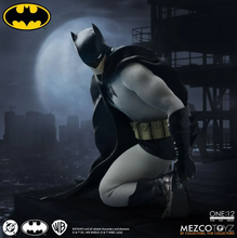 Cargar imagen en el visor de la galería, Mezco - One:12 - Batman: Year One - $2,899 ($499) - SEP-OCT 2026
