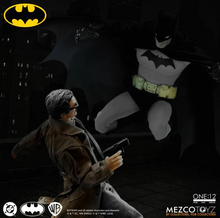 Cargar imagen en el visor de la galería, Mezco - One:12 - Batman: Year One - $2,899 ($499) - SEP-OCT 2026
